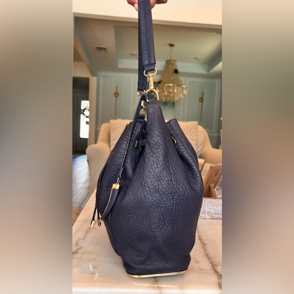 Vince Camuto Navy Leather With Gold Hardware Drawstring Bucket Bag EUC - Picture 8 of 17